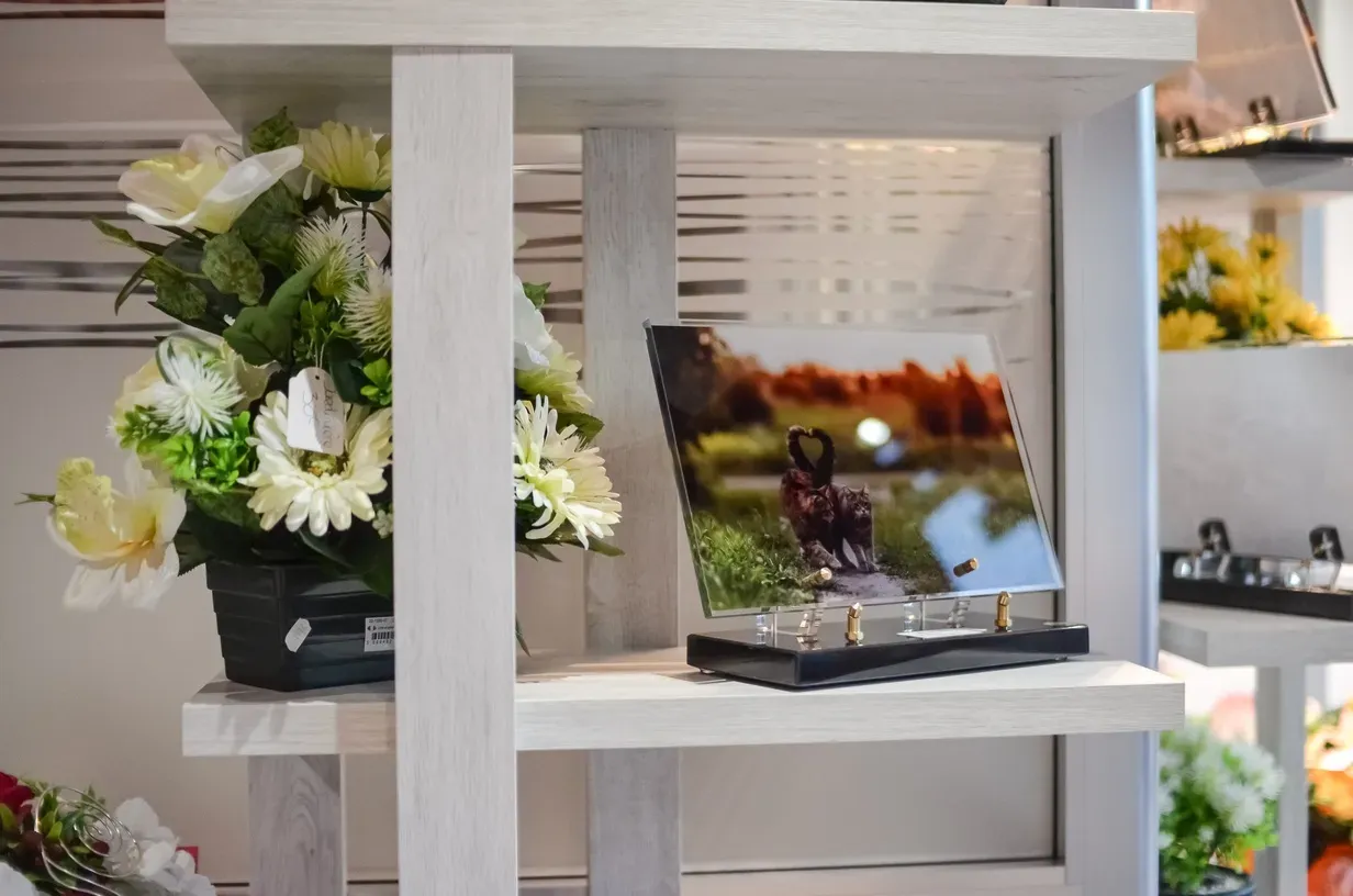 Plaque funéraire en verre personnalisée avec des chats en forêt.