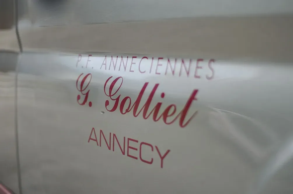 Marquage Pompes Funèbres Anneciennes G. Golliet sur véhicule.