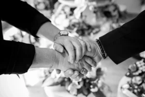Soutien et réconfort par contact mains, noir et blanc, deuil.