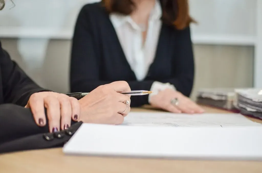 Deux conseillères funéraires d'Annecy en réunion pour l'organisation d'obsèques.